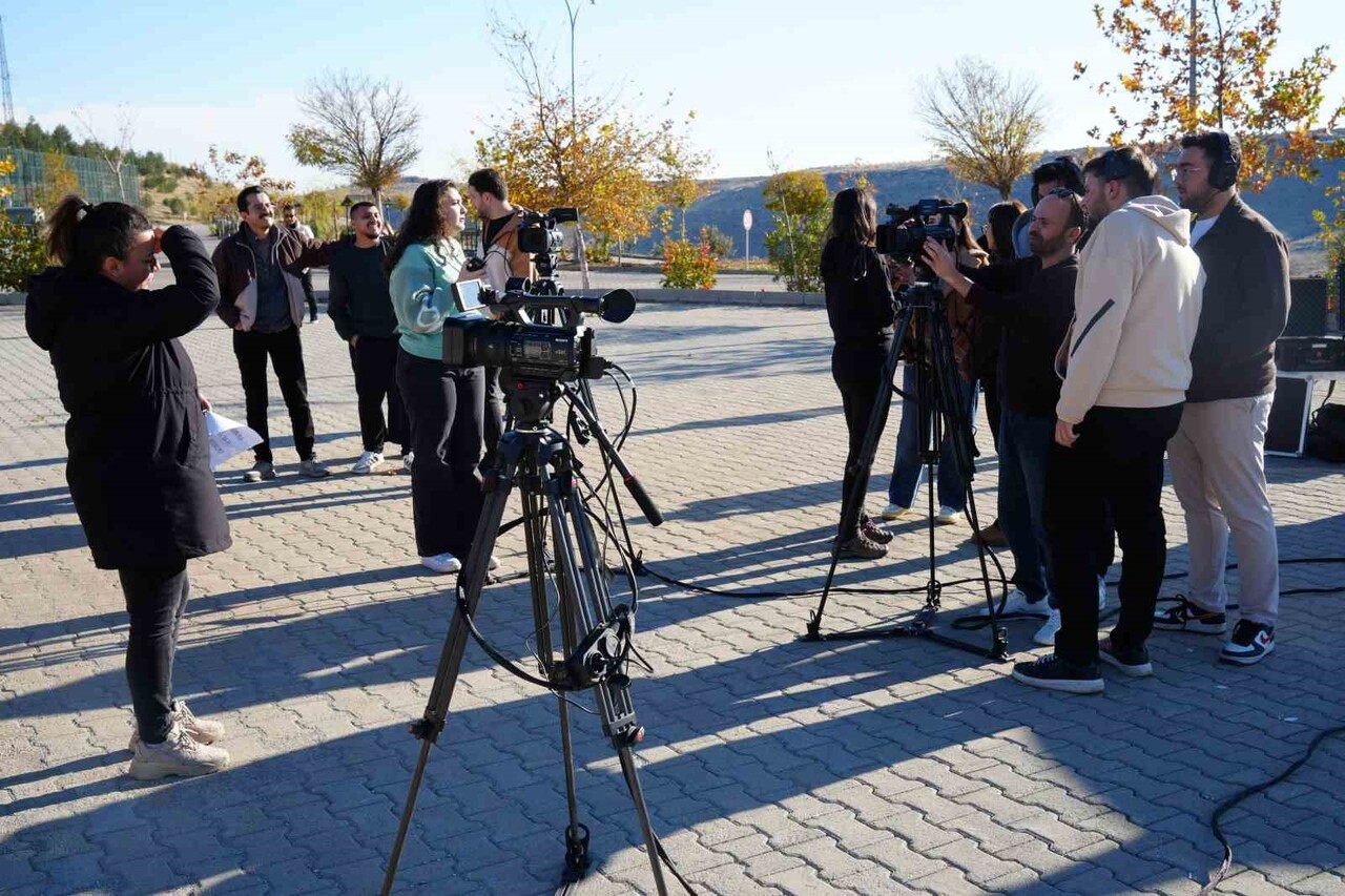 MOBİL BASIN EVİ GAZİANTEP’TE ÖĞRENCİLERLE BULUŞTU