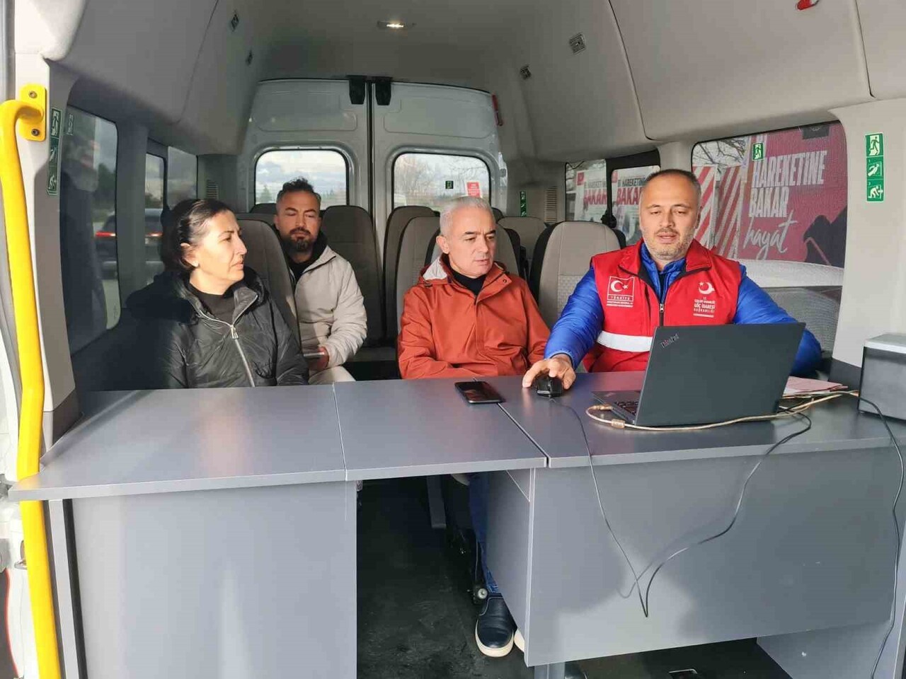 MOBİL GÖÇ NOKTASI UYGULAMA ARACINI İNCELEYEN VALİ TURAN, ÇALIŞMALAR HAKKINDA BİLGİ ALARAK, GÖREVLİ...