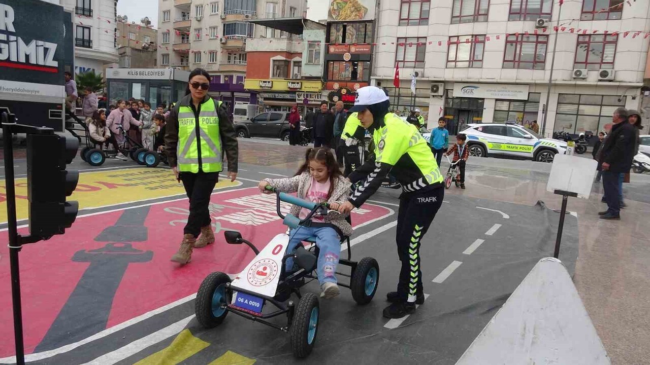 MOBİL TRAFİK TIRI KİLİS’TE MİNİK ÖĞRENCİLERE TRAFİK BİLİNCİ KAZANDIRDI