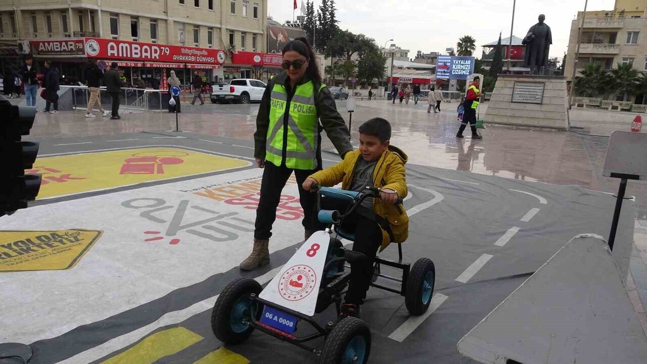 MOBİL TRAFİK TIRI KİLİS’TE MİNİK ÖĞRENCİLERE TRAFİK BİLİNCİ KAZANDIRDI