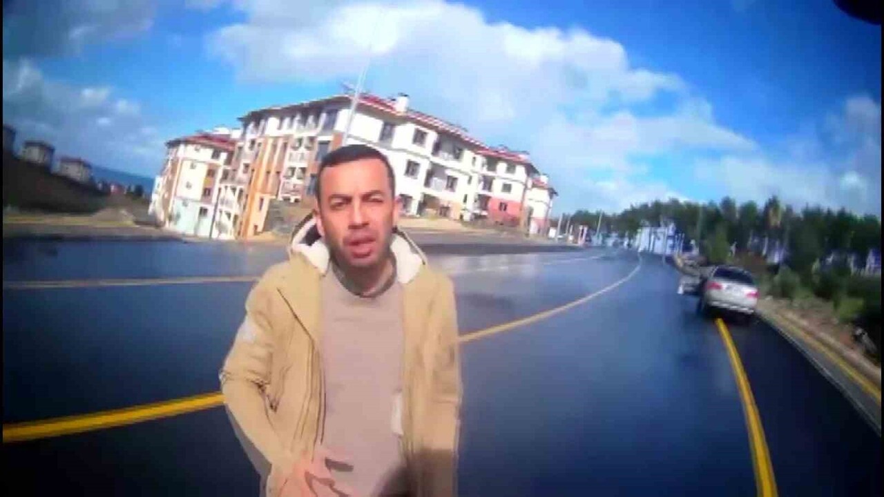 MOTOSİKLETLİNİN YARDIMINA İLK KOŞAN İSE ARACIYLA TRAFİKTE SEYİR HALİNDE İLERLEYEN BAŞKA BİR SÜRÜCÜ...