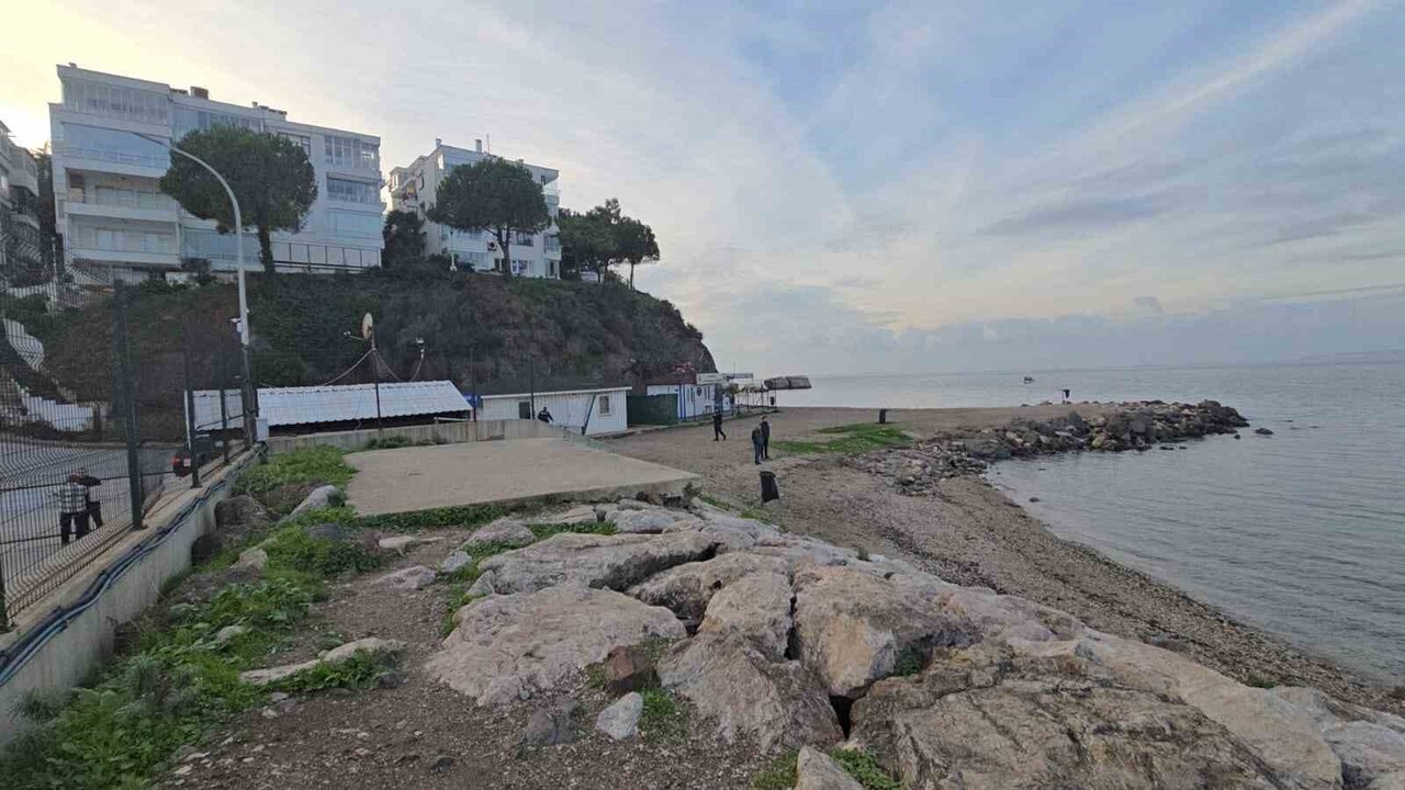 MUDANYA HALİTPAŞA MAHALLESİ, LİMAN SOKAK ÇIKIŞINDAKİ İKİZ KAYALAR MEVKİSİNDE DENİZ KENARINDA BİR...