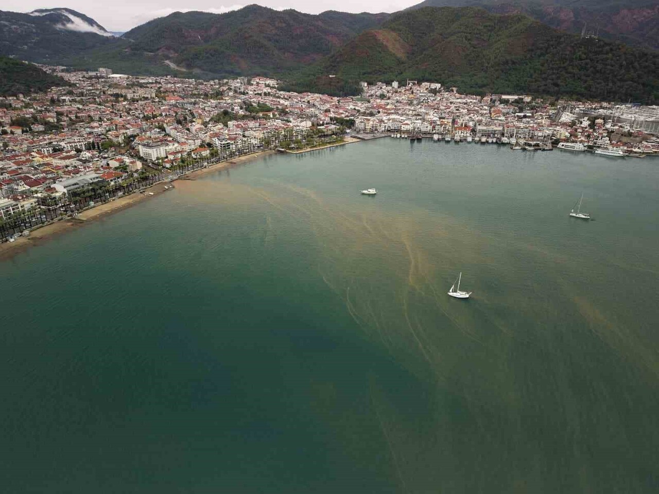 MUĞLA'NIN MARMARİS İLÇESİNDE 2 GÜNDÜR ETKİLİ OLAN SAĞANAK YAĞIŞ SONRASINDA DENİZE DÖKÜLEN YAĞMUR...