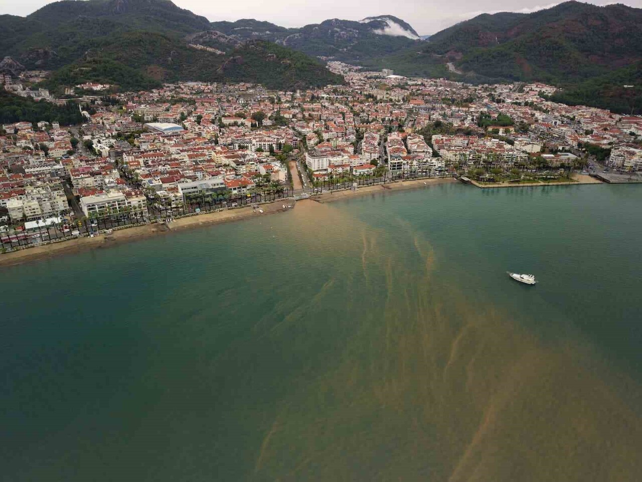 MUĞLA'NIN MARMARİS İLÇESİNDE 2 GÜNDÜR ETKİLİ OLAN SAĞANAK YAĞIŞ SONRASINDA DENİZE DÖKÜLEN YAĞMUR...