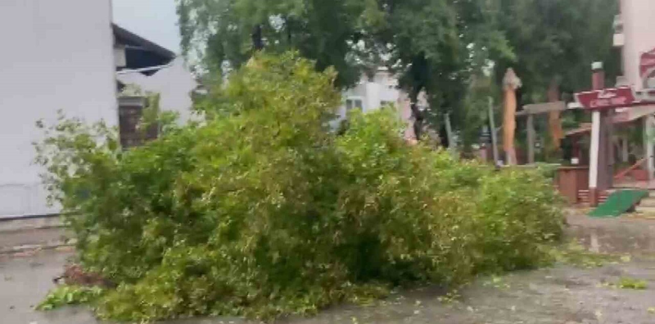 MUĞLA'NIN MARMARİS İLÇESİNDE SABAH SAATLERİNDEN BU YANA SAĞANAK YAĞIŞ ETKİLİ OLURKEN, ZAMAN ZAMAN...