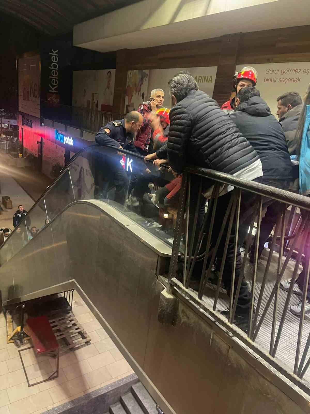 MUĞLA'NIN MENTEŞE İLÇESİNDE ALIŞVERİŞ MERKEZİNE ARKADAŞININ DOĞUM GÜNÜNÜ KUTLAMAK İÇİN GELEN 5...