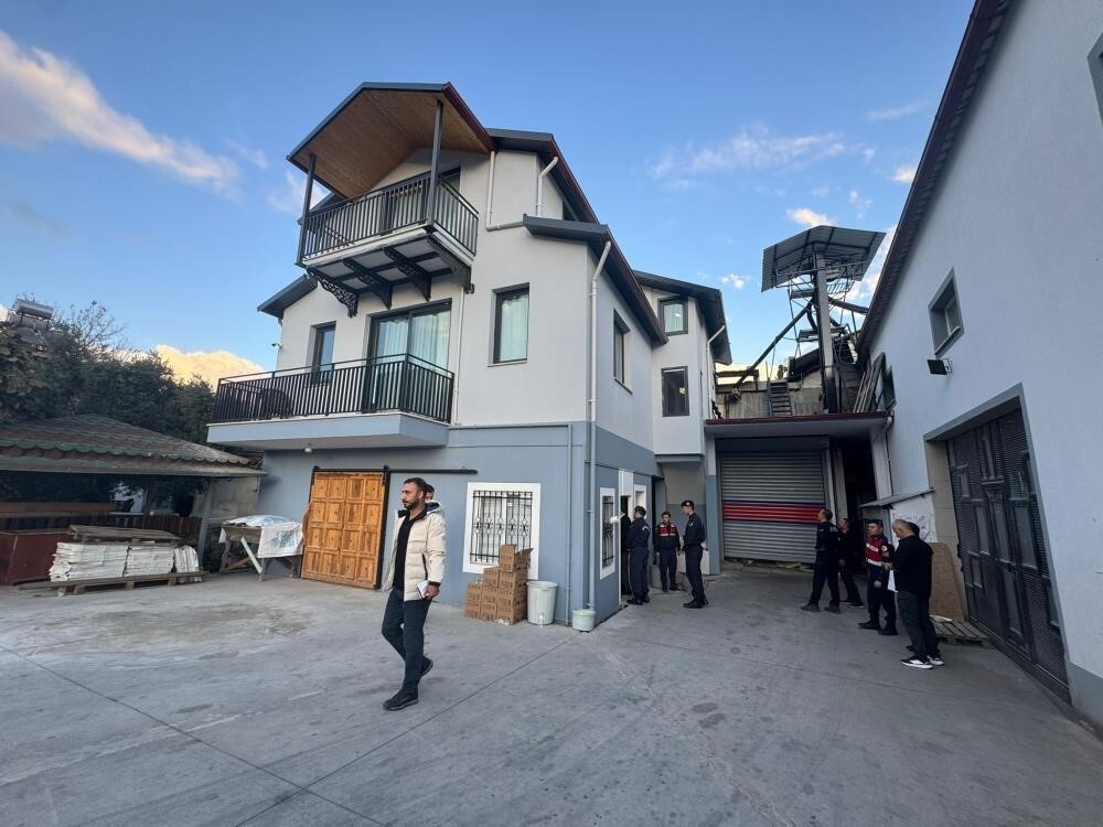 MUĞLA’DA ÜÇ KARDEŞİN ZEHİRLENDİĞİ, BİR ÇOCUĞUN İSE HAYATINI KAYBETTİĞİ EVDE SİYANÜR TESPİT...