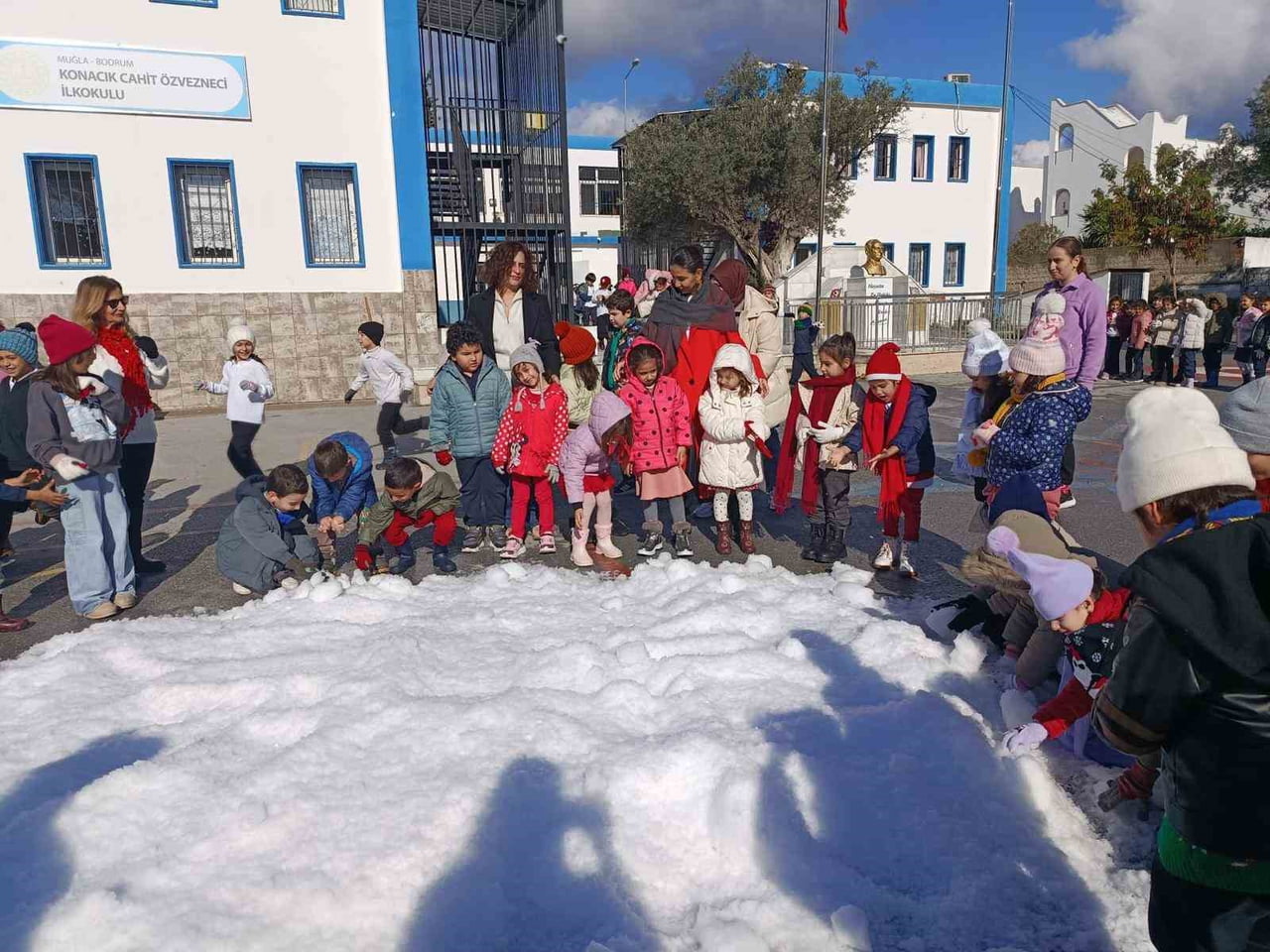 MUĞLA’NIN BODRUM İLÇESİNDE BİR İLKOKULA YAPAY KAR GETİRİLDİ. DAHA ÖNCE KAR GÖRMEYEN ÇOCUKLAR...