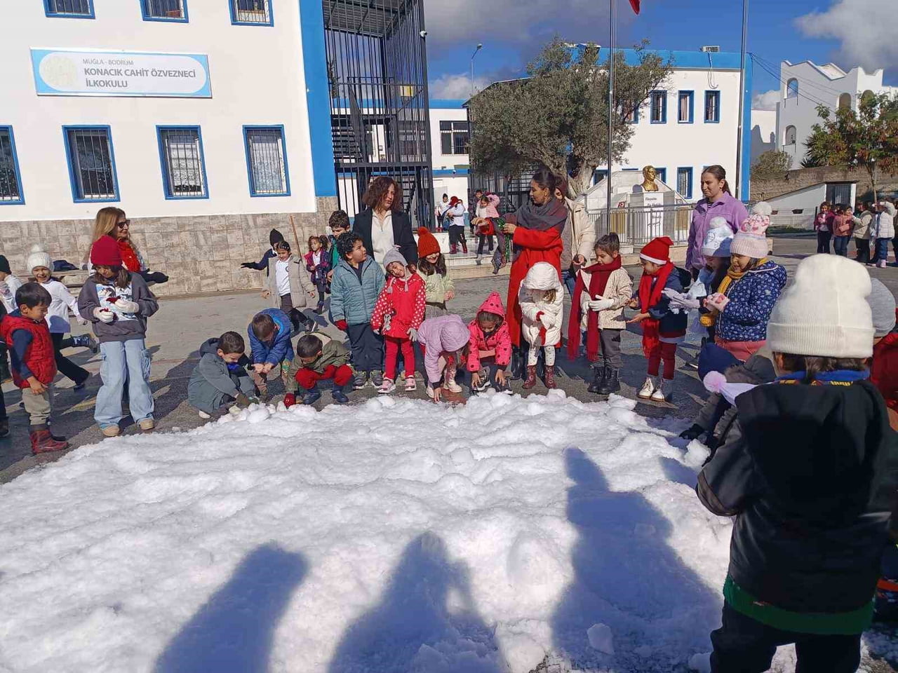 MUĞLA’NIN BODRUM İLÇESİNDE BİR İLKOKULA YAPAY KAR GETİRİLDİ. DAHA ÖNCE KAR GÖRMEYEN ÇOCUKLAR...