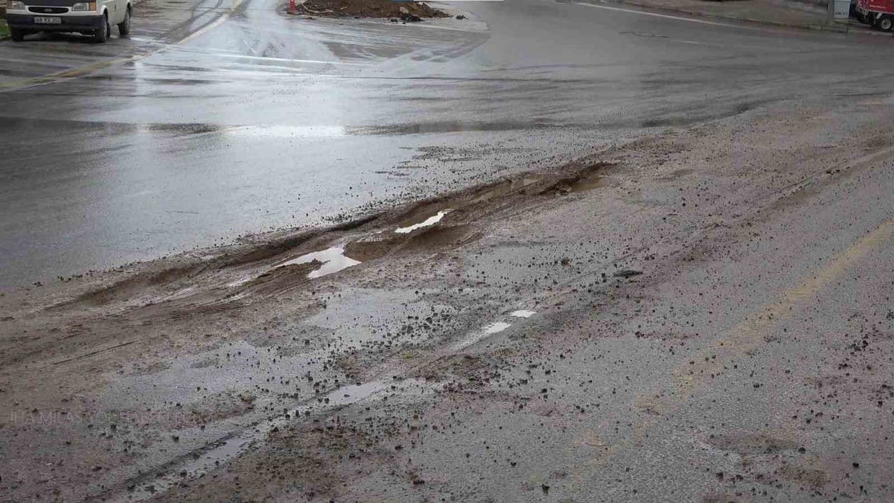 MUĞLA’NIN MİLAS İLÇESİNDE, ETKİLİ OLAN YAĞIŞLARIN ARDINDAN YOLLAR ÇAMUR İÇERİSİNDE KALIRKEN...