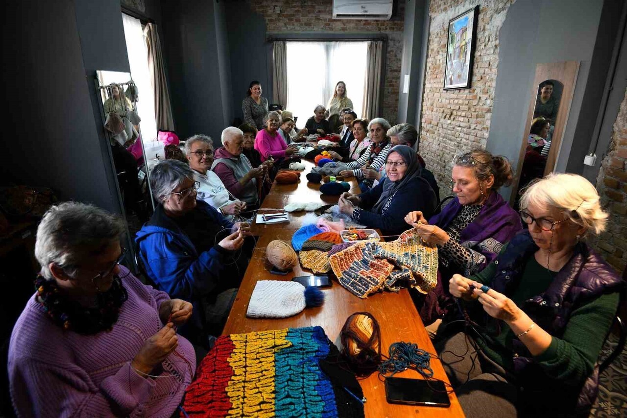 MURATPAŞA BELEDİYESİ ÇİFTE KUYULAR YAŞLI EVİ ÜYELERİ, ÖRDÜKLERİ RENGÂRENK ATKI, BERE VE KAZAKLARLA...