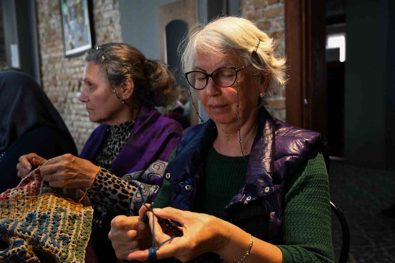 MURATPAŞA BELEDİYESİ ÇİFTE KUYULAR YAŞLI EVİ ÜYELERİ, ÖRDÜKLERİ RENGÂRENK ATKI, BERE VE KAZAKLARLA...