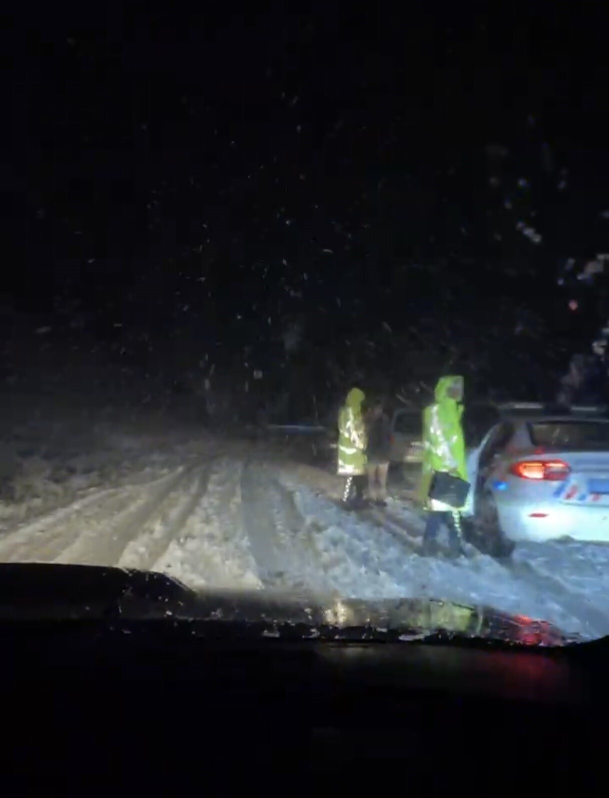 MUŞ'TA ETKİLİ OLAN KAR YAĞIŞI NEDENİYLE RAMPADA MAHSUR KALAN ARAÇLAR ASKERLERİN MÜDAHALESİYLE...