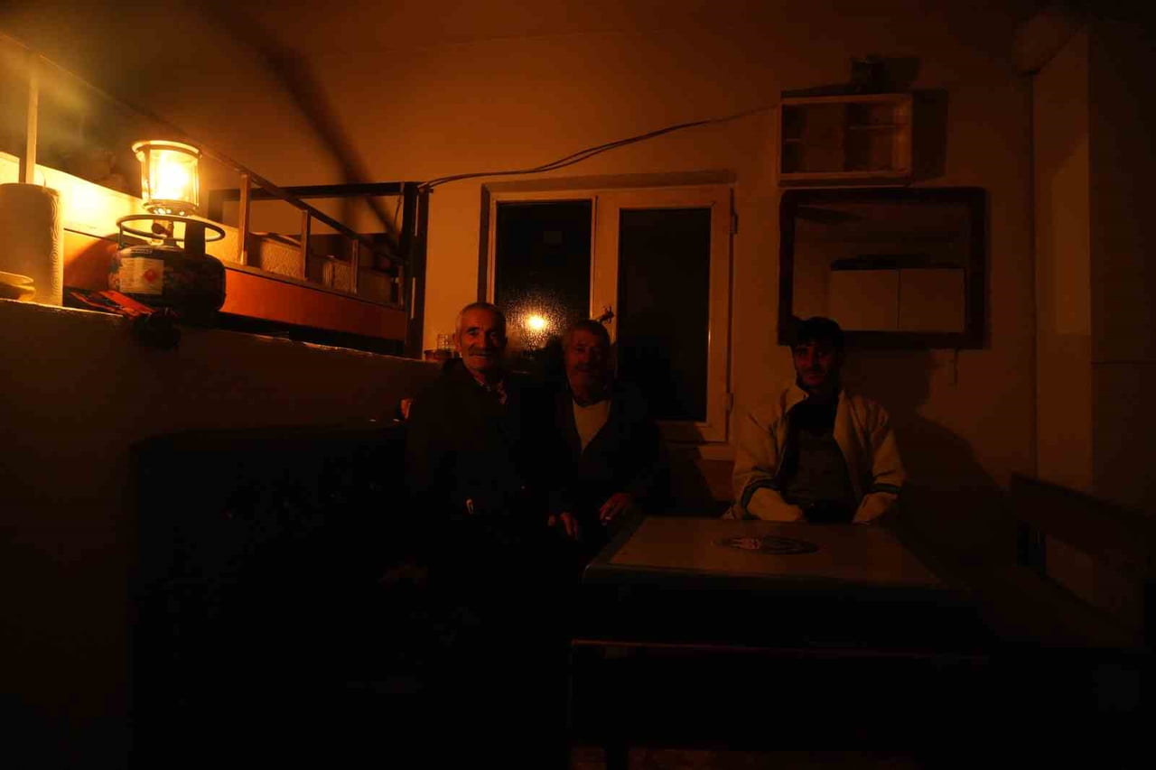 MUŞ'TA İKİ GÜNDÜR ETKİLİ OLAN KAR YAĞIŞI NEDENİYLE VEDAŞ'A AİT ELEKTRİK HATLARI HASAR GÖRDÜ....