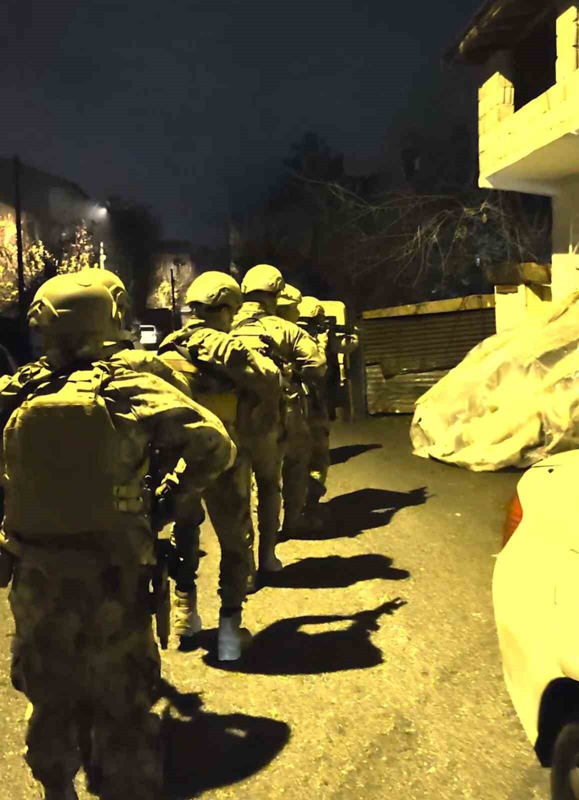 MUŞ'TA NARKOTİK EKİPLERİNİN 7 ADRESE DÜZENLEDİĞİ OPERASYONDA UYUŞTURUCU VE SİLAH ELE...