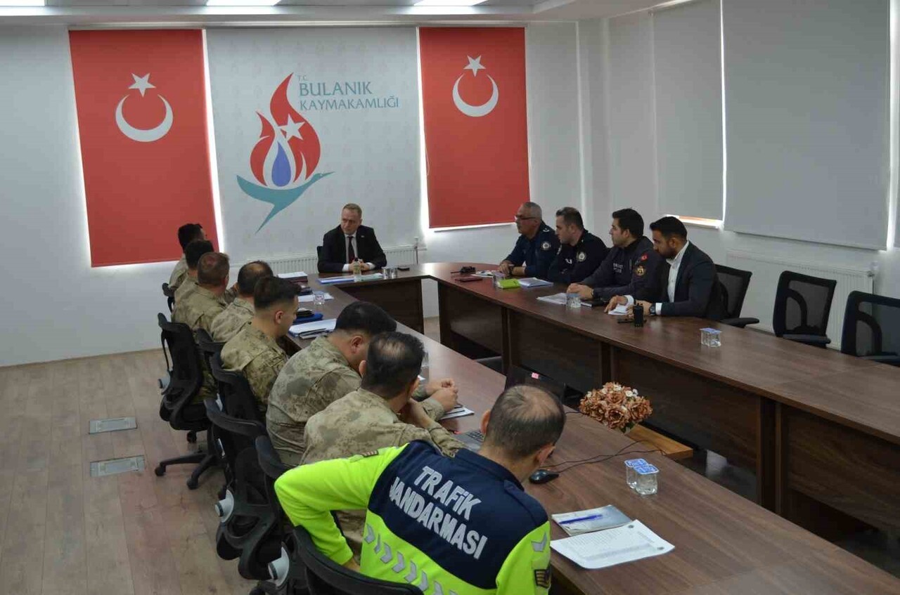 MUŞ'UN BULANIK KAYMAKAMI ÖMER ÖVÜNÇ KOŞANSU BAŞKANLIĞINDA "AYLIK GÜVENLİK VE ASAYİŞ TOPLANTISI"...