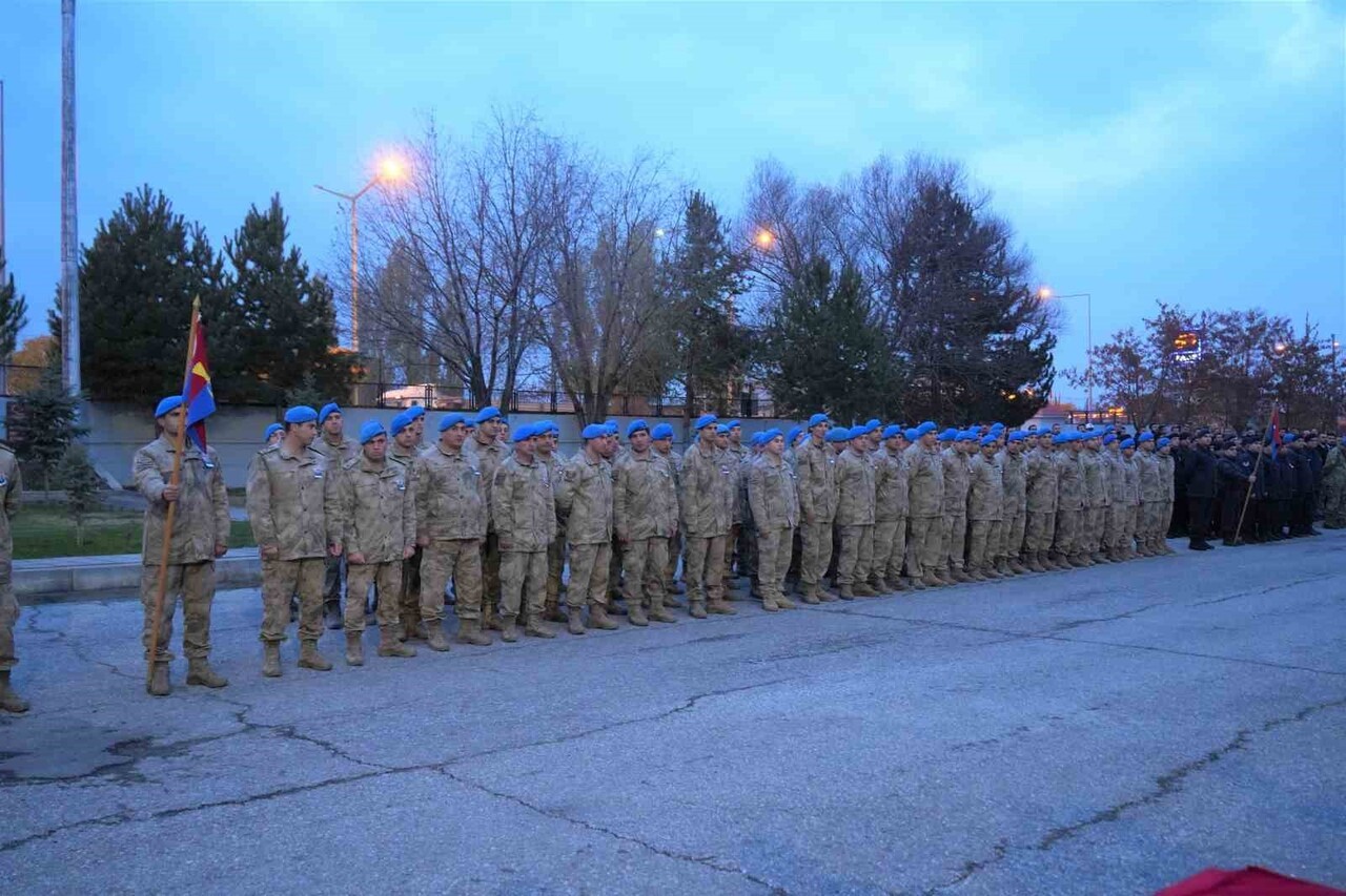 MUŞ'UN KORKUT İLÇE JANDARMA KOMUTANI ÜSTEĞMEN ALİ KABLAN, MAKAM ODASINDA SİLAH BAKIMINI YAPTIĞI...