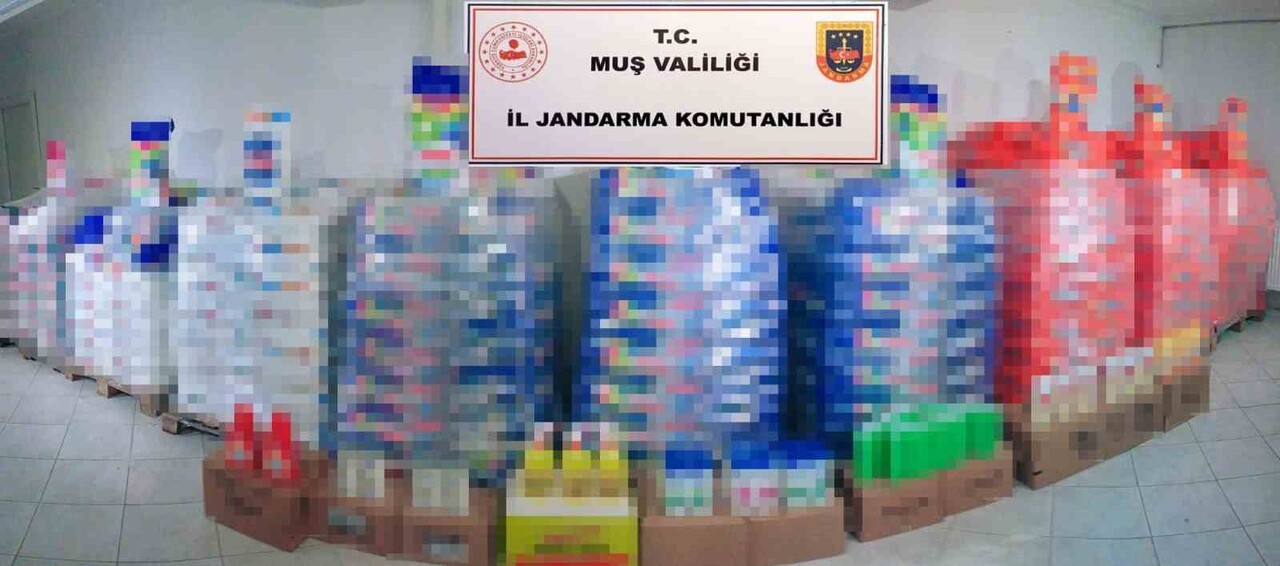 MUŞ İL JANDARMA KOMUTANLIĞI EKİPLERİNCE SAHTE VE TAKLİT ÜRÜN SATANLARA YÖNELİK DÜZENLENEN...