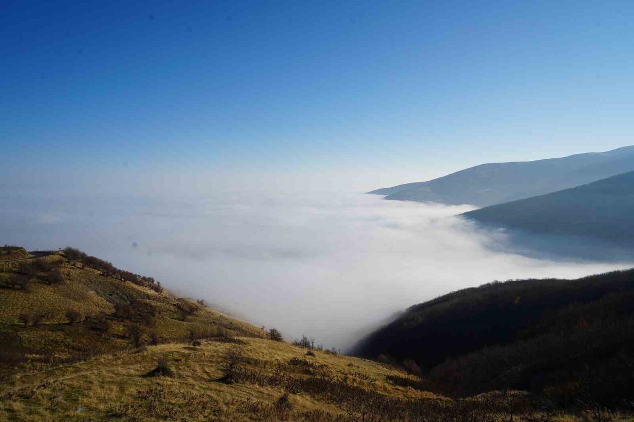 MUŞ OVASI’NI VE DAĞLARIN ETEKLERİ KAPLAYAN SİS, KARTPOSTALLIK GÖRÜNTÜLER OLUŞTURDU.