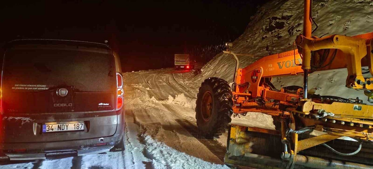 MUŞ’TA AKŞAM SAATLERİNDE ETKİSİNİ ARTIRAN KAR YAĞIŞI, ULAŞIMDA AKSAMALARA NEDEN OLDU.