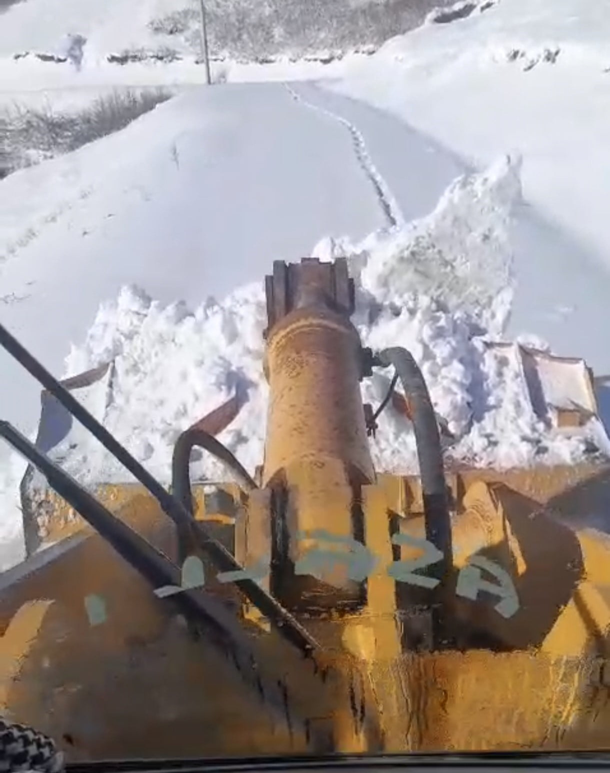 MUŞ’TA ETKİSİNİ ARTIRAN YOĞUN KAR YAĞIŞI NEDENİYLE KENT GENELİNDE 333 KÖY YOLU ULAŞIMA KAPANDI....