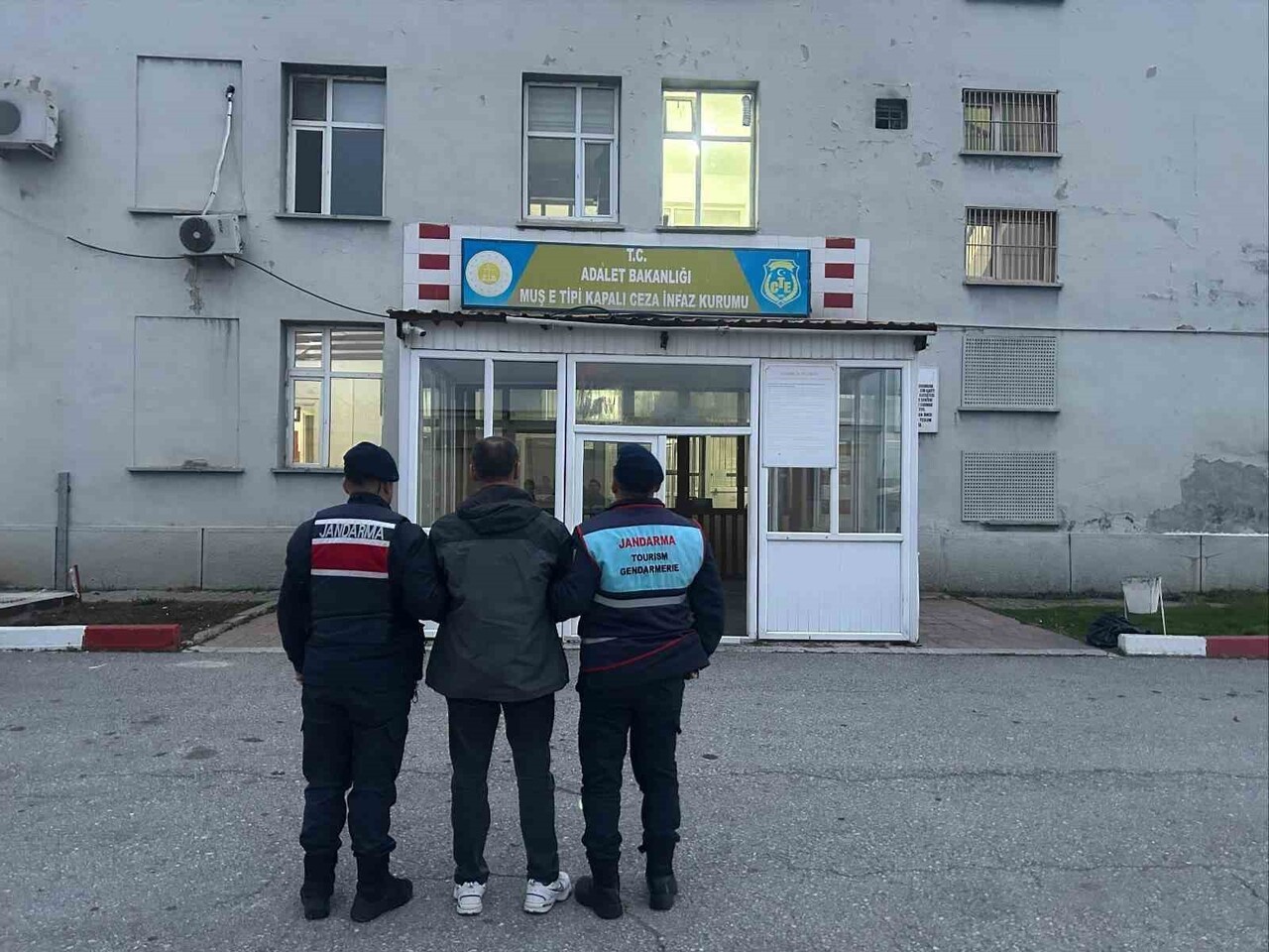 MUŞ’TA HAKKINDA KESİNLEŞMİŞ HAPİS CEZASI BULUNAN BİR HÜKÜMLÜ, JANDARMA EKİPLERİNİN DÜZENLEDİĞİ...