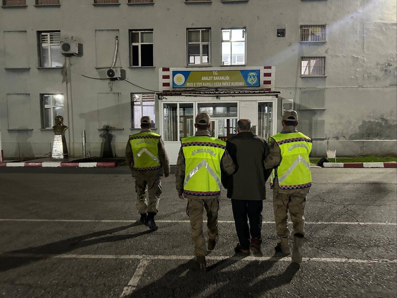 MUŞ’TA HAKKINDA KESİNLEŞMİŞ HAPİS CEZASI BULUNAN BİR ŞAHIS, JANDARMA EKİPLERİNİN DÜZENLEDİĞİ...