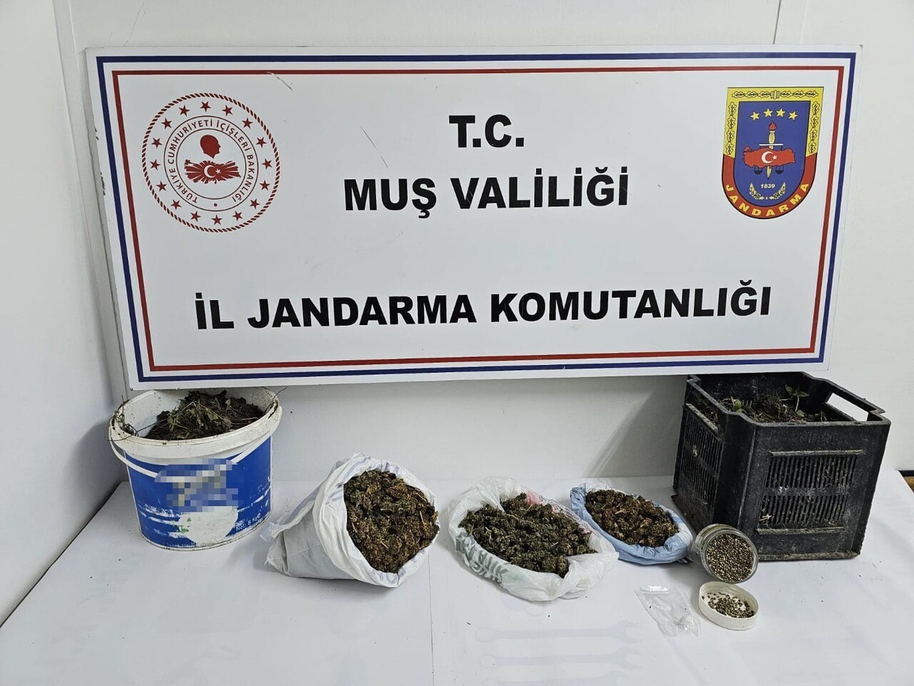 MUŞ’TA JANDARMA EKİPLERİNCE BİR ADRESE DÜZENLENEN OPERASYONDA 1 KİLO 350 GRAM KUBAR ESRAR, 400...