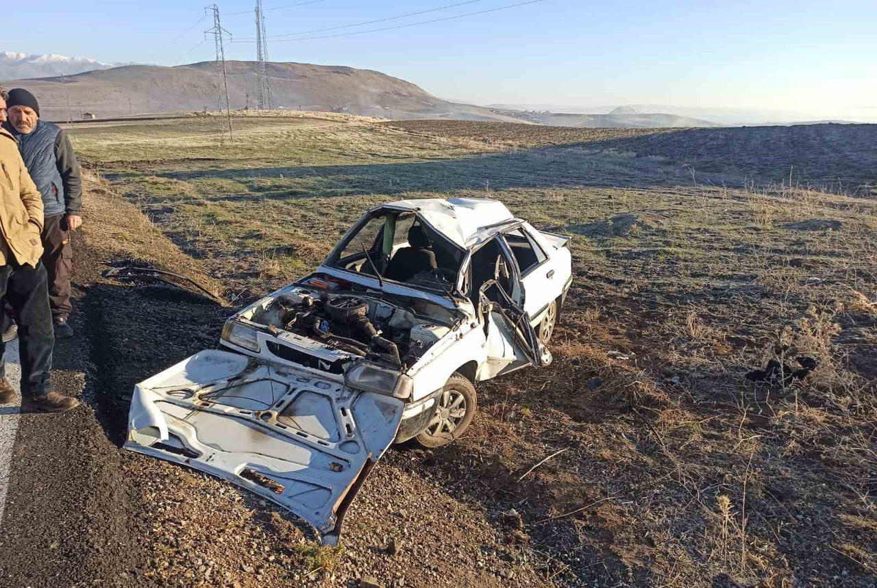 MUŞ’TA KONTROLDEN ÇIKAN OTOMOBİLİN TAKLA ATMASI SONUCU 4 KİŞİ YARALANDI.