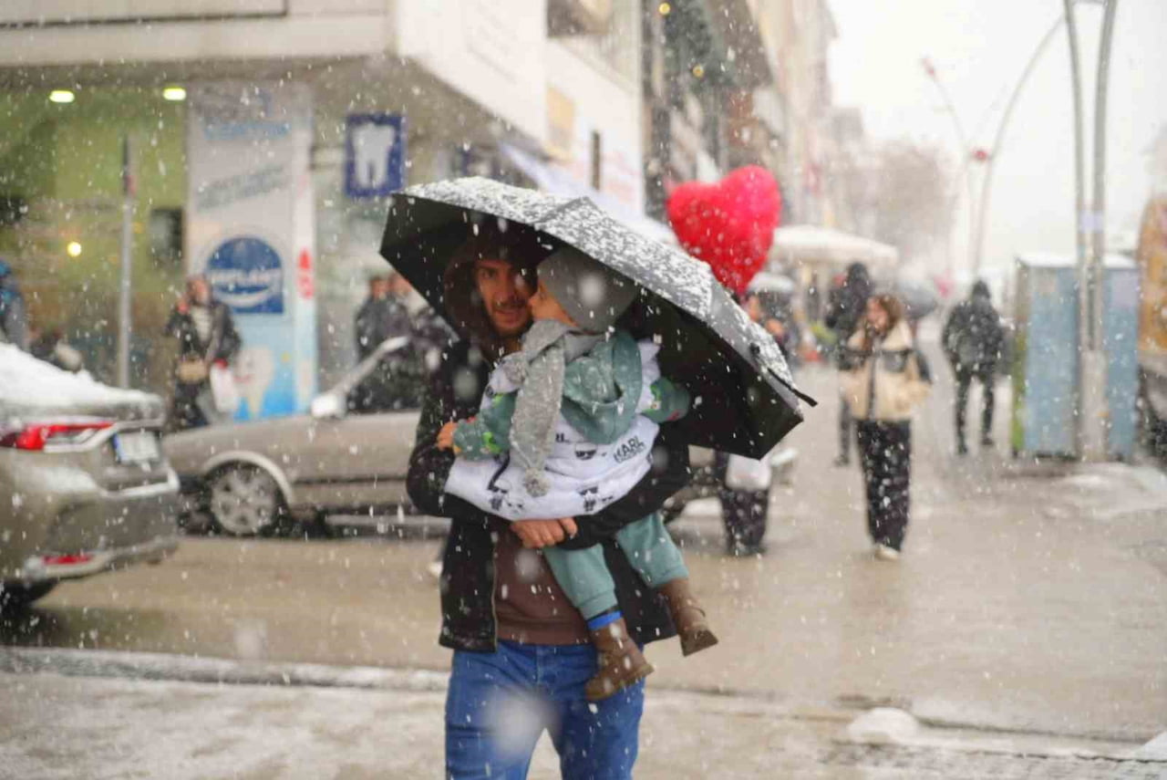 MUŞ’TA ÖĞLE SAATLERİNDE BAŞLAYAN YOĞUN KAR YAĞIŞI KENTİ BEYAZA BÜRÜDÜ.