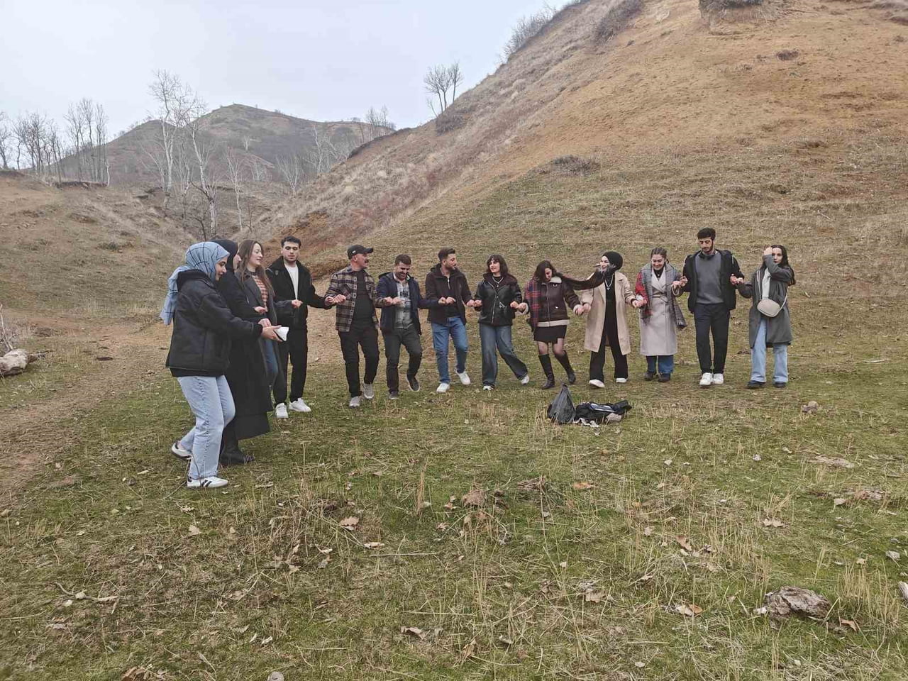 MUŞ’TA ÜNİVERSİTE ÖĞRENCİLERİ, HALK EĞİTİM MERKEZİ BÜNYESİNDEKİ FOTOĞRAF KURSU KAPSAMINDA ÇENGİLLİ...