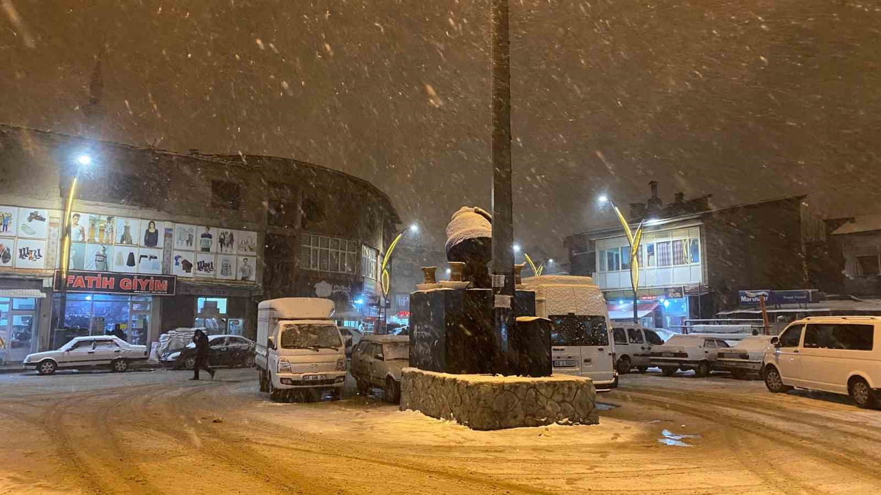 MUŞ’UN HASKÖY İLÇESİNDE HAVA SICAKLIKLARININ ANİDEN DÜŞMESİYLE BİRLİKTE İLÇE MERKEZİNE MEVSİMİN...