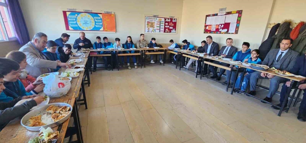 MUŞ’UN HASKÖY İLÇESİNE BAĞLI ALPARSLAN İLK VE ORTAOKULU’NDA YERLİ MALI HAFTASI KAPSAMINDA...