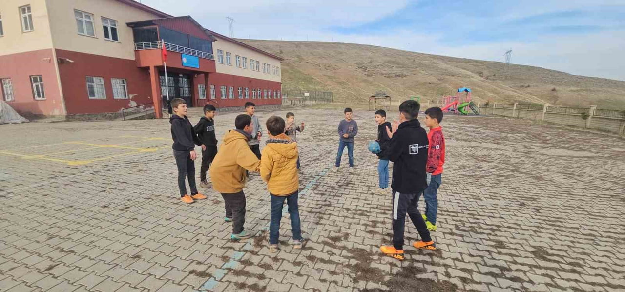 MUŞ’UN HASKÖY İLÇESİNE BAĞLI DAĞDİBİ KÖYÜNDE YAŞAYAN ÇOCUKLAR, GELENEKSEL OYUNLAR OYNAYARAK BU...