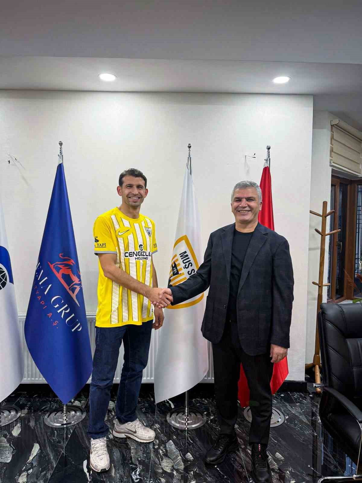 MUŞSPOR, LİGİN İLK YARISINDA MENEMEN FK FORMASIYLA 10 GOLE İMZA ATAN FORVET OYUNCUSU SEÇİM CAN KOÇ...