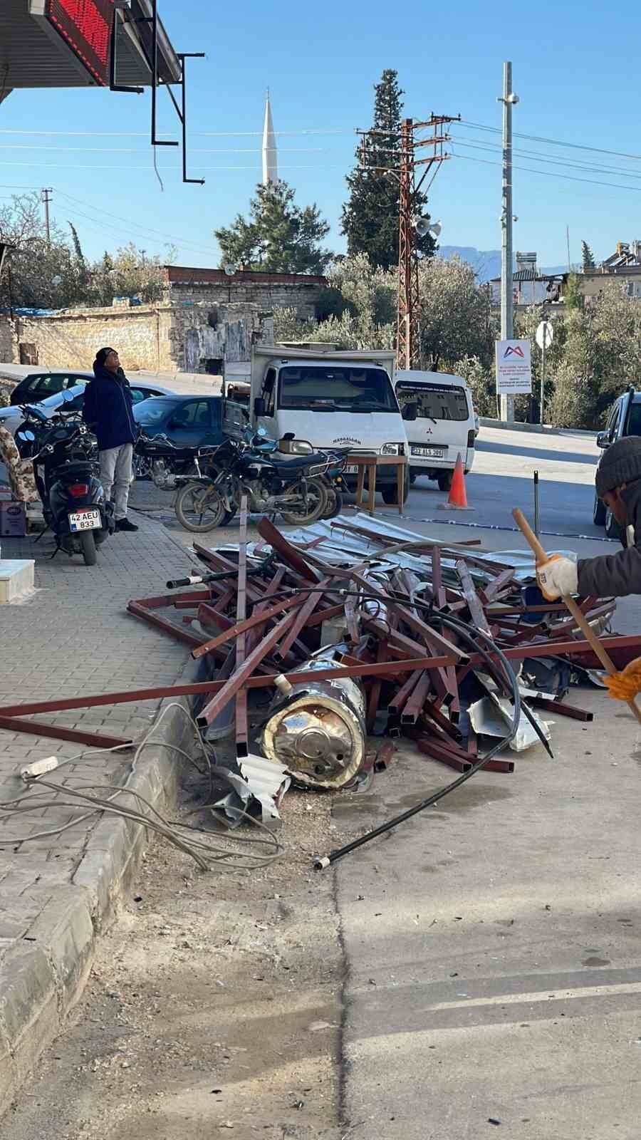 MUT İLÇESİNDE ETKİLİ OLAN ŞİDDETLİ FIRTINADA BİR BİNANIN ÇATISI UÇTU