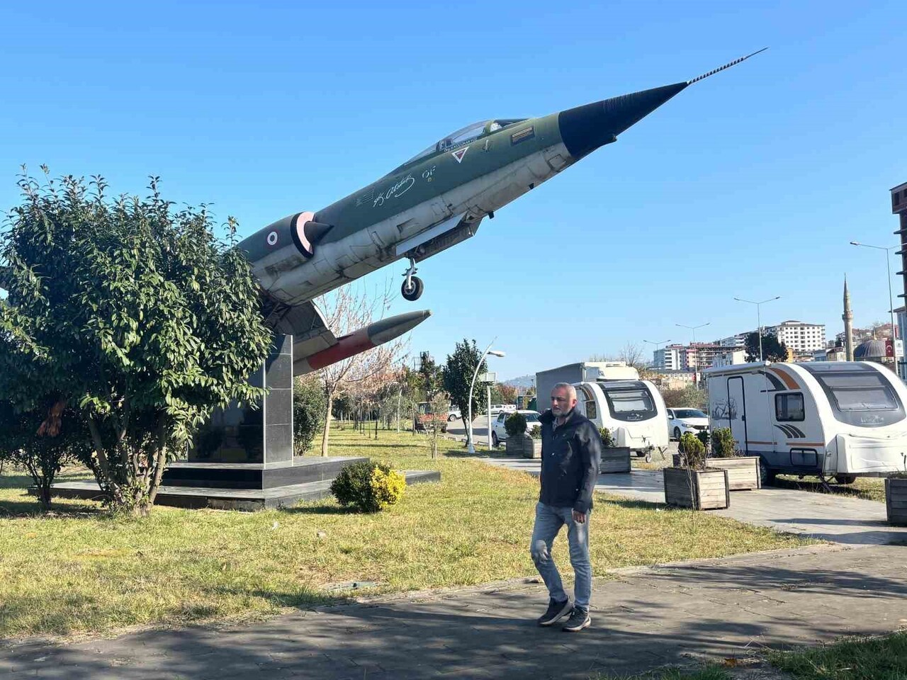 MÜZİK ÖĞRETMENİ ZAFER DEMİR'İN SELÇUK BAYRAKTAR İÇİN BESTELEDİĞİ "VUR İHA VUR SİHA" ŞARKISI SOSYAL...