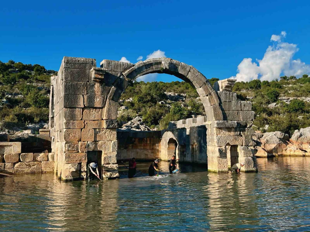 MYRA ANTİK KENTİ KAZI BAŞKANI PROF. DR. NEVZAT ÇEVİK, "BU YAPININ BENZERİ BÖLGEDE YOK, ROMA...