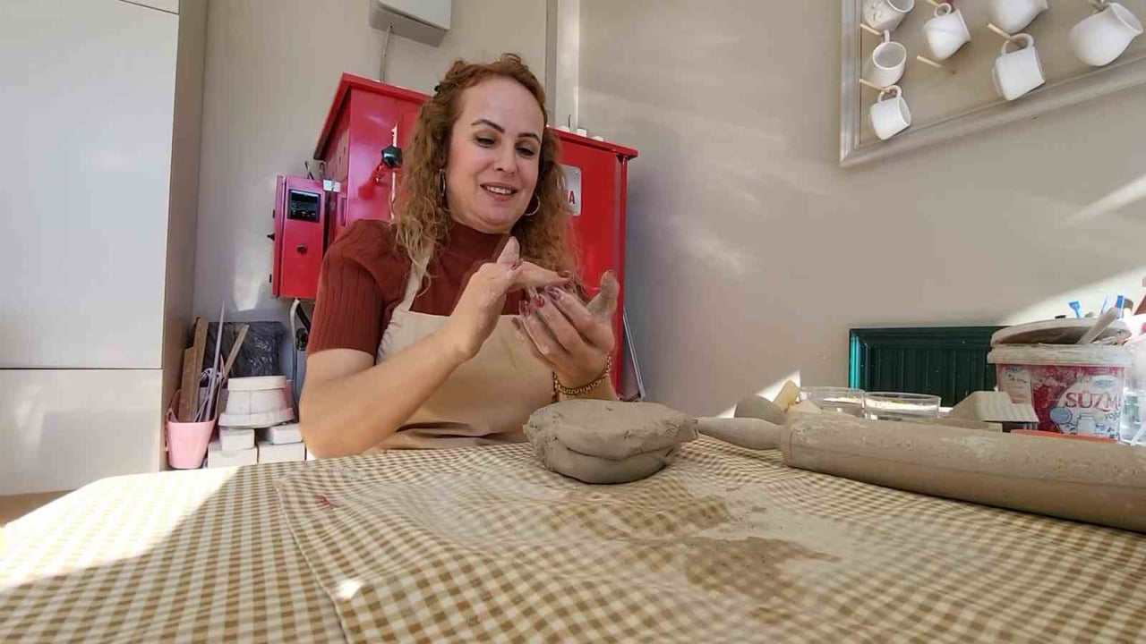 NAZAN TAŞTAN YAPICI, ÖĞRETMENLİK MESLEĞİNİ BIRAKARAK SERAMİK USTASI OLDU.