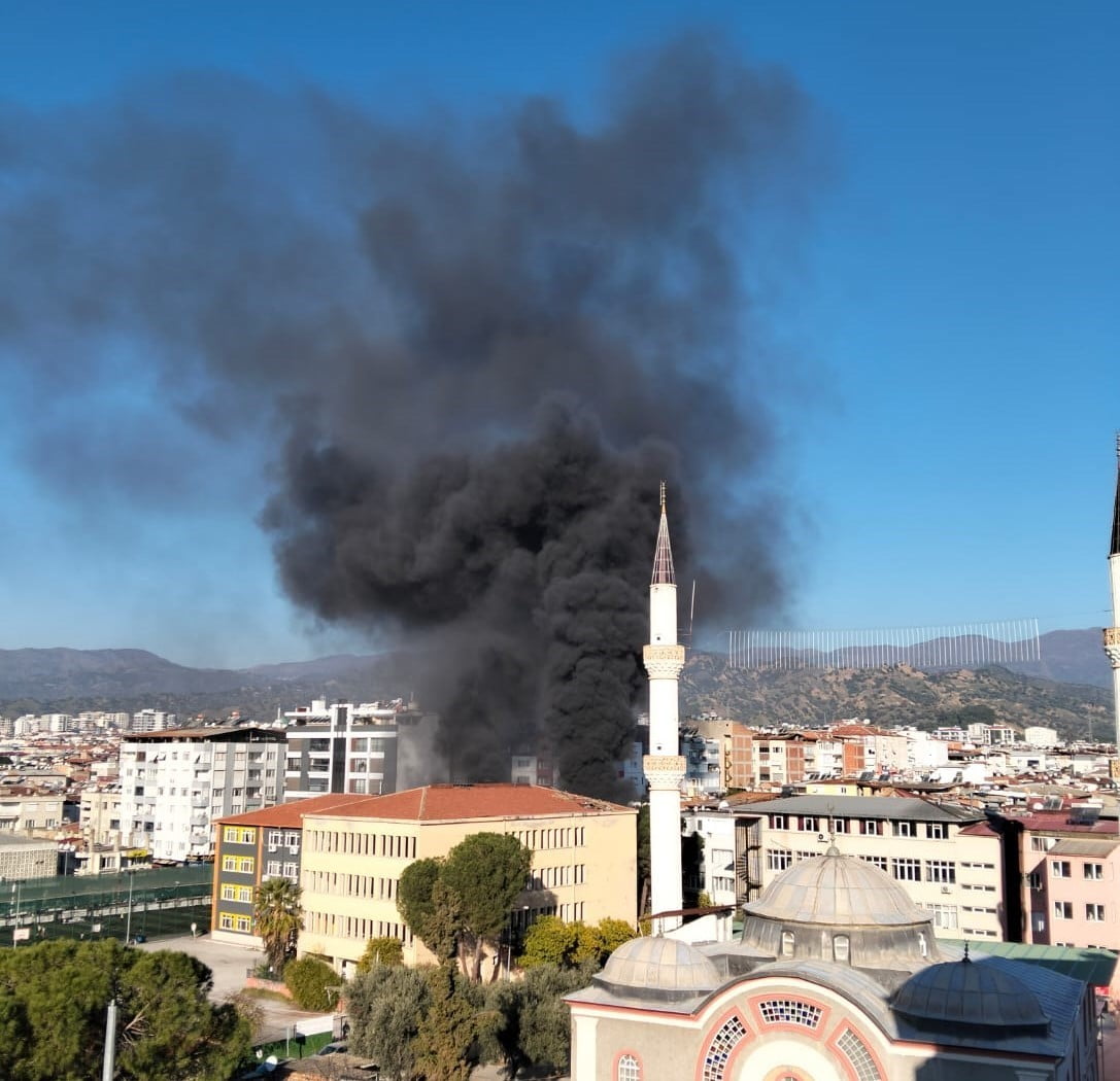 NAZİLLİ’DE ESKİ KÜTÜPHANE BİNASINDA YANGIN