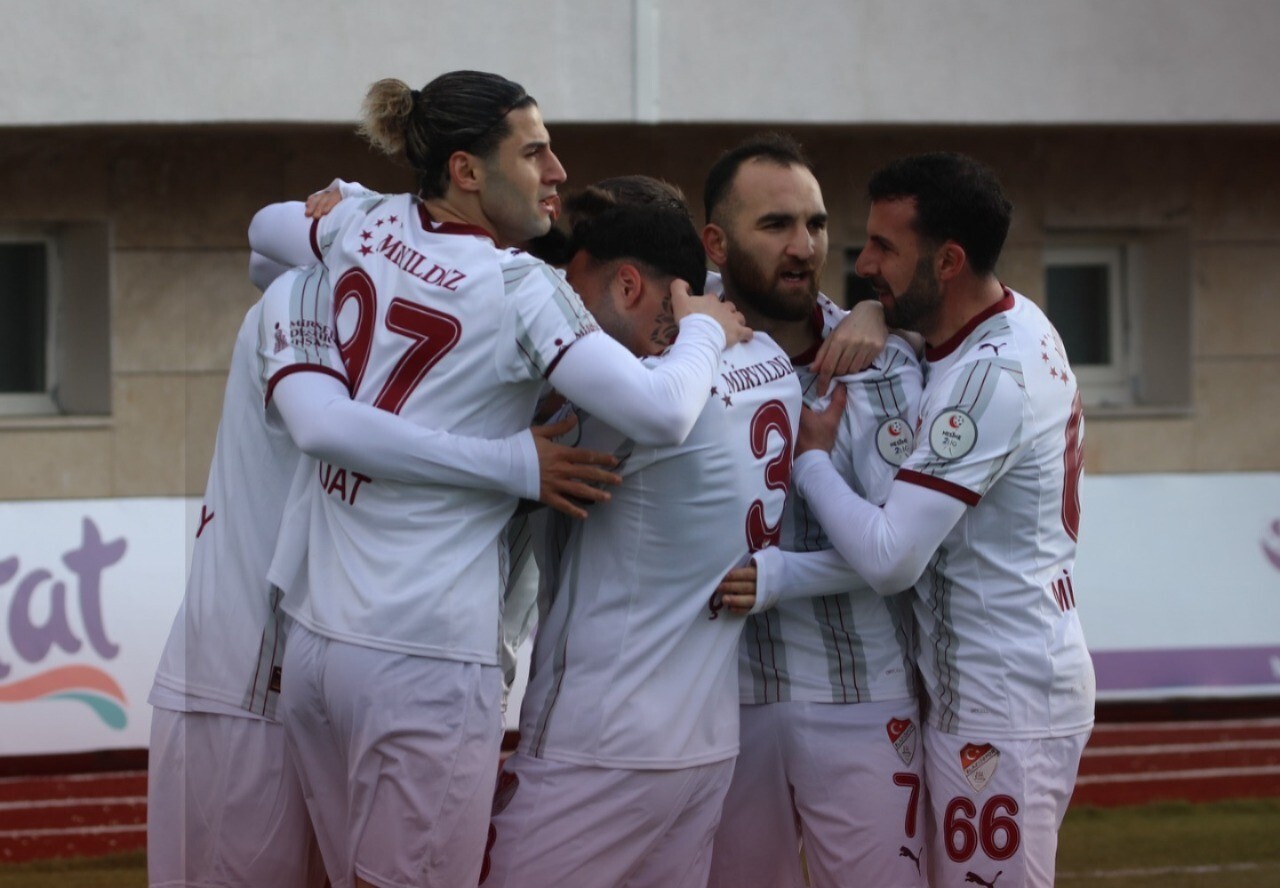 NESİNE 2. LİG BEYAZ GRUP'TA SON OLARAK DEPLASMANDA KARŞILAŞTIĞI ERBAASPOR'U 4-0 MAĞLUP EDEN SEZA...