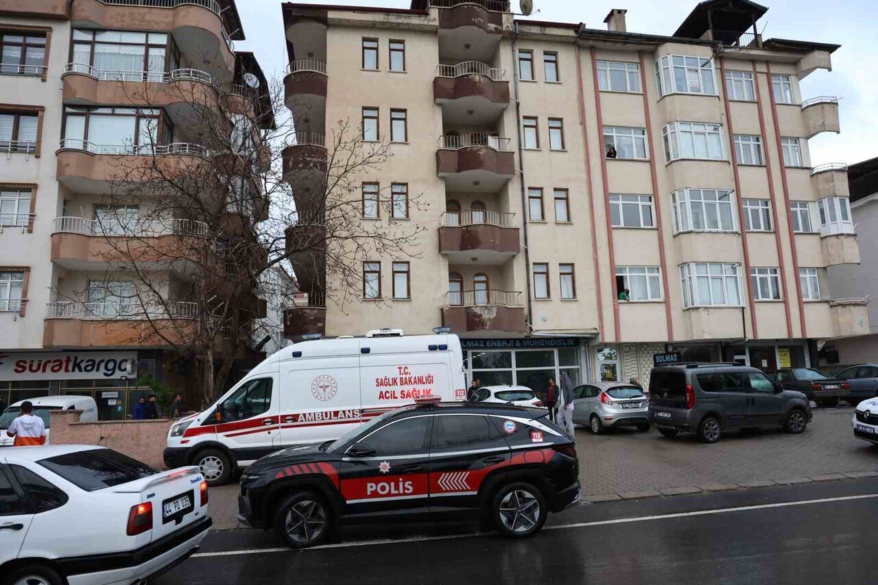 NEVŞEHİR'DE 4. KATTAKİ EVİNİN BALKONUNDAN DÜŞEREK HAYATINI KAYBEDEN 35 YAŞINDAKİ KADININ KOCASI BU...