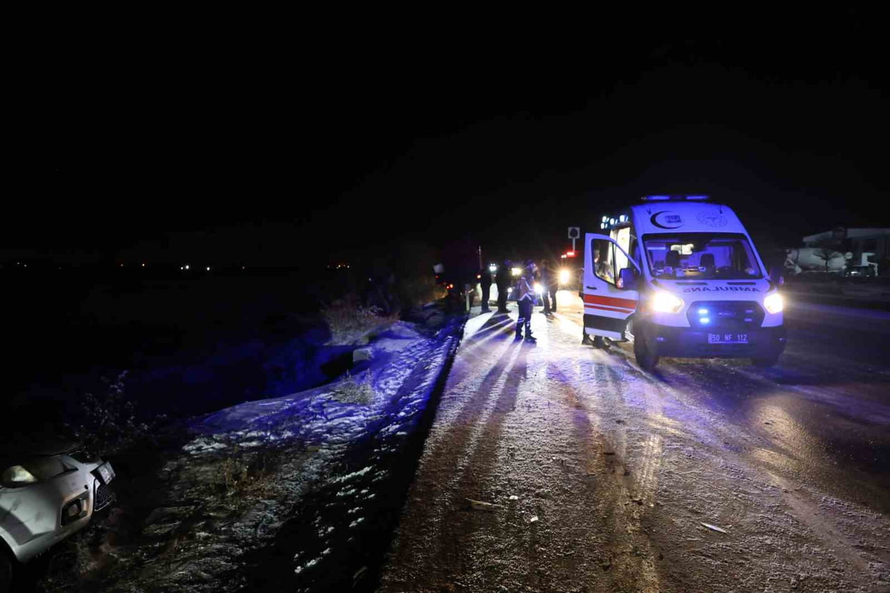 NEVŞEHİR'DE AŞIRI BUZLANMA KAZALARA NEDEN OLDU. SON BİR SAATTE 6 KAZADA TOPLAM 12 KİŞİ...
