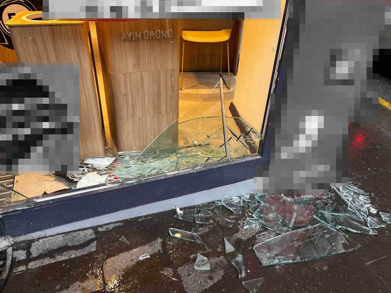 NEVŞEHİR'DE KIRMIZI IŞIKTA BEKLEYEN BİR OTOMOBİL SÜRÜCÜSÜ GERİ GERİ DÜKKANA GİRDİ