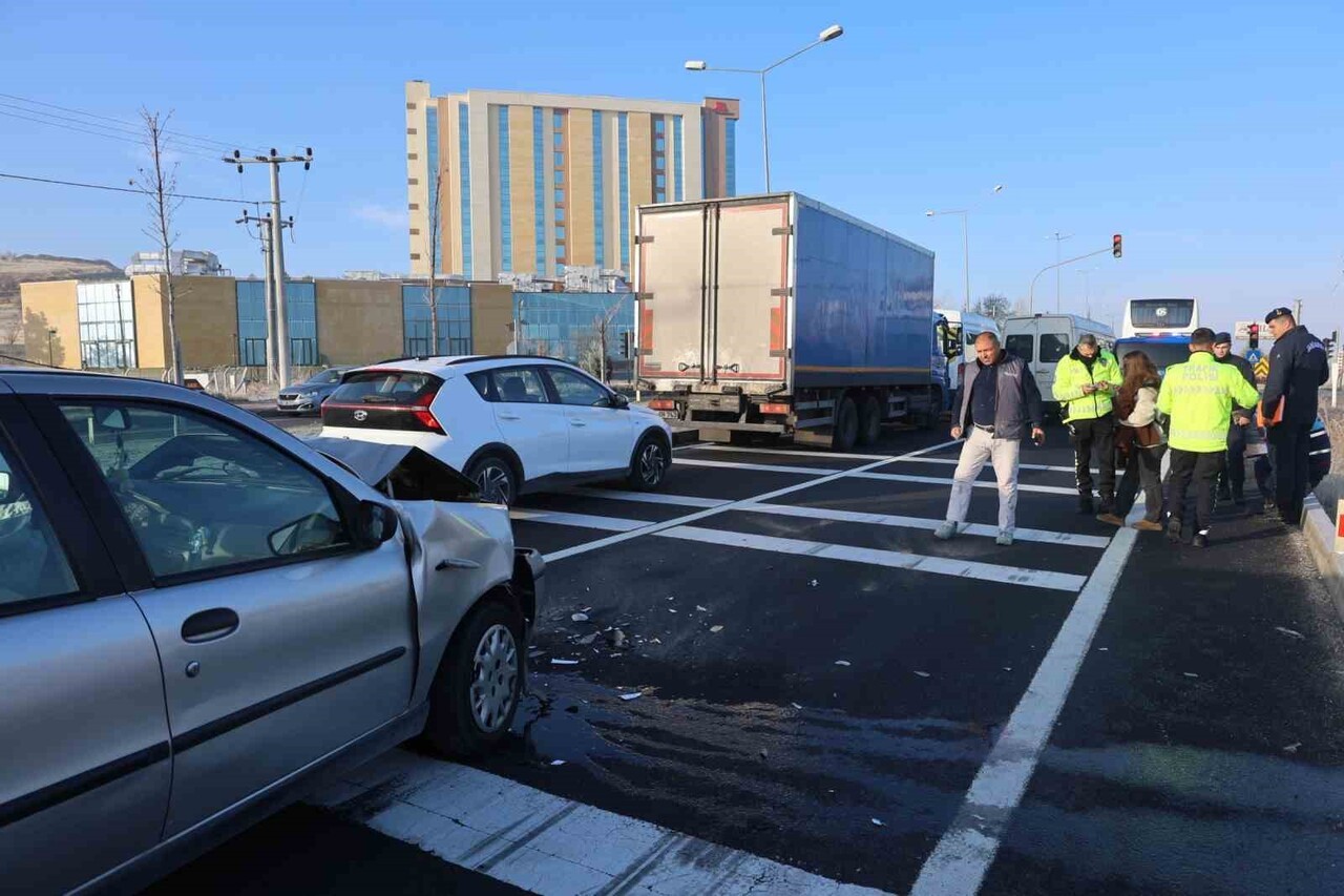 NEVŞEHİR'DE KIRMIZI IŞIKTA BEKLEYEN MİNİBÜSE ÇARPTI. KAZADA 3 KİŞİ YARALANDI.
