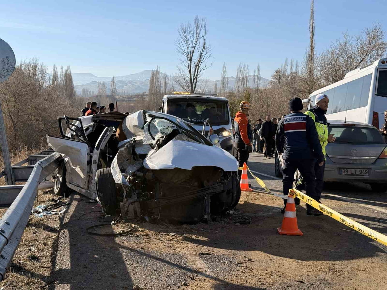 NEVŞEHİR'İN ÜRGÜP İLÇESİNDE, OTOMOBİL İLE KARŞI YÖNDEN GELEN MİDİBÜS ÇARPIŞTIĞI TRAFİK KAZASINDA...