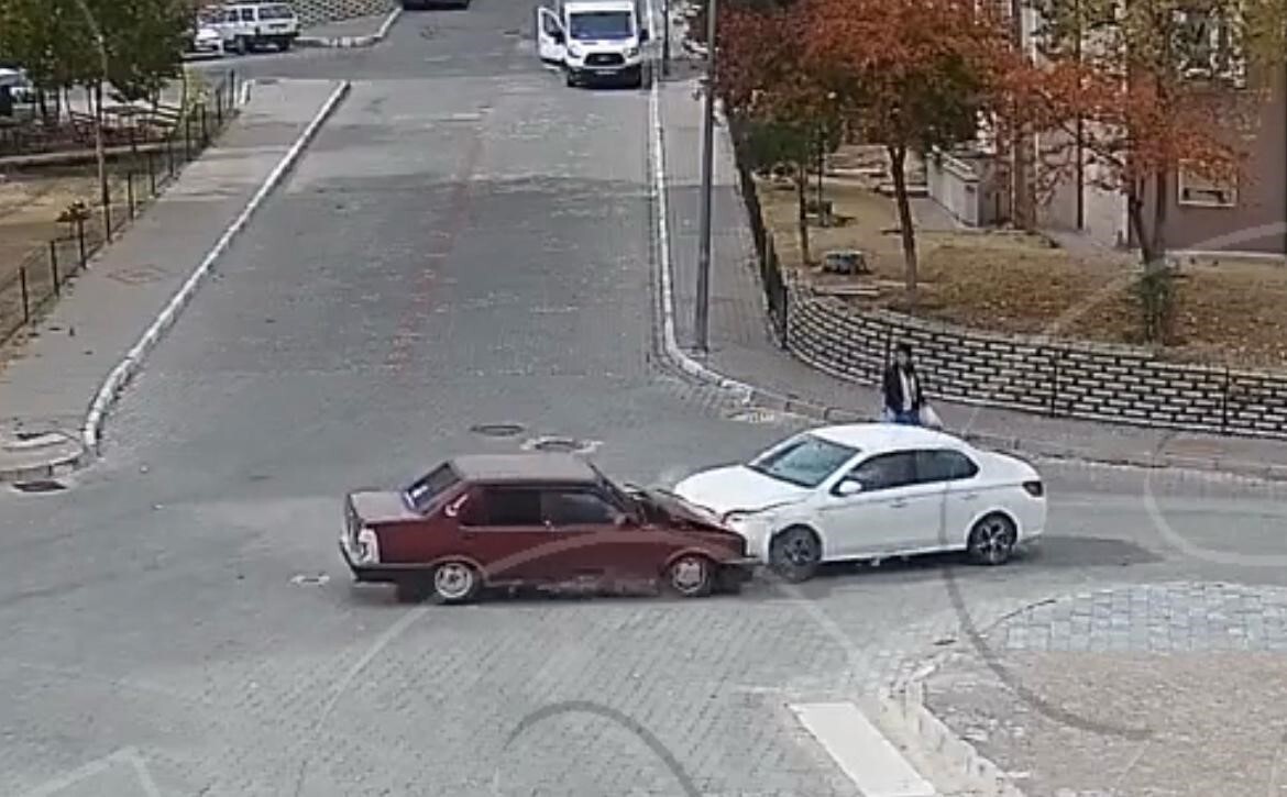 NEVŞEHİR’DE İKİ OTOMOBİL KAFA KAFAYA ÇARPIŞTI. MEYDANA GELEN TRAFİK KAZASI, KENT GÜVENLİK YÖNETİM...