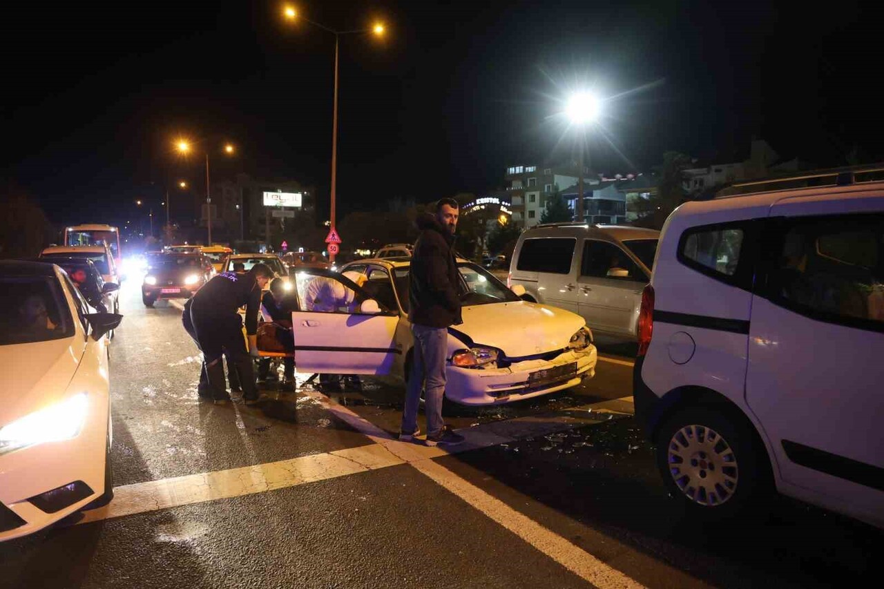 NEVŞEHİR’DE KIRMIZI IŞIKTA BEKLEYEN HAFİF TİCARİ ARACA ÇARPTI. KAZADA 1 KİŞİ YARALANDI.