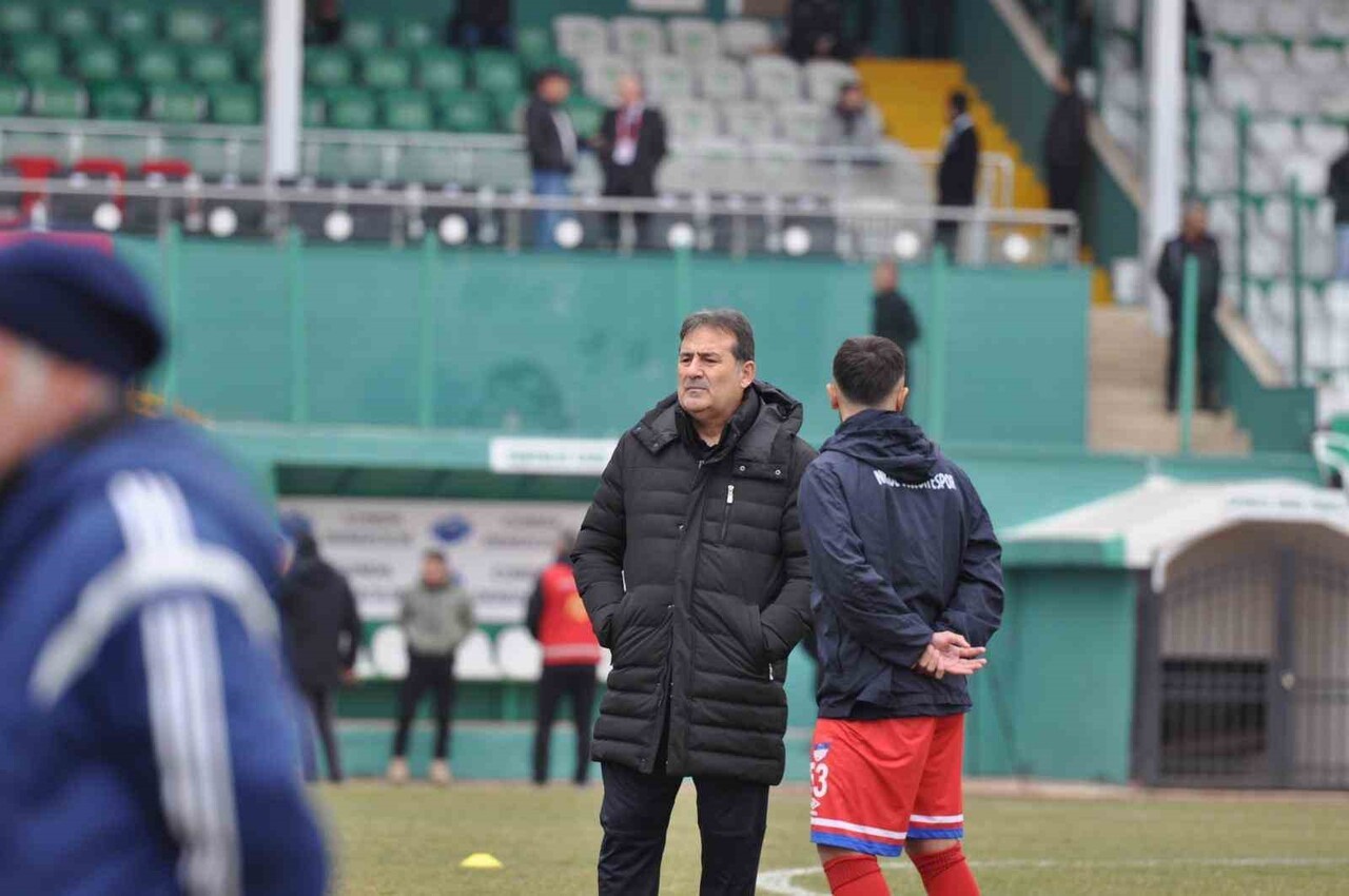 NİĞDE BELEDİYESPOR KULÜBÜ, TEKNİK DİREKTÖRLÜK GÖREVİNİ YÜRÜTEN AHAD KÖMÜRLÜOĞLU İLE YOLLARIN...