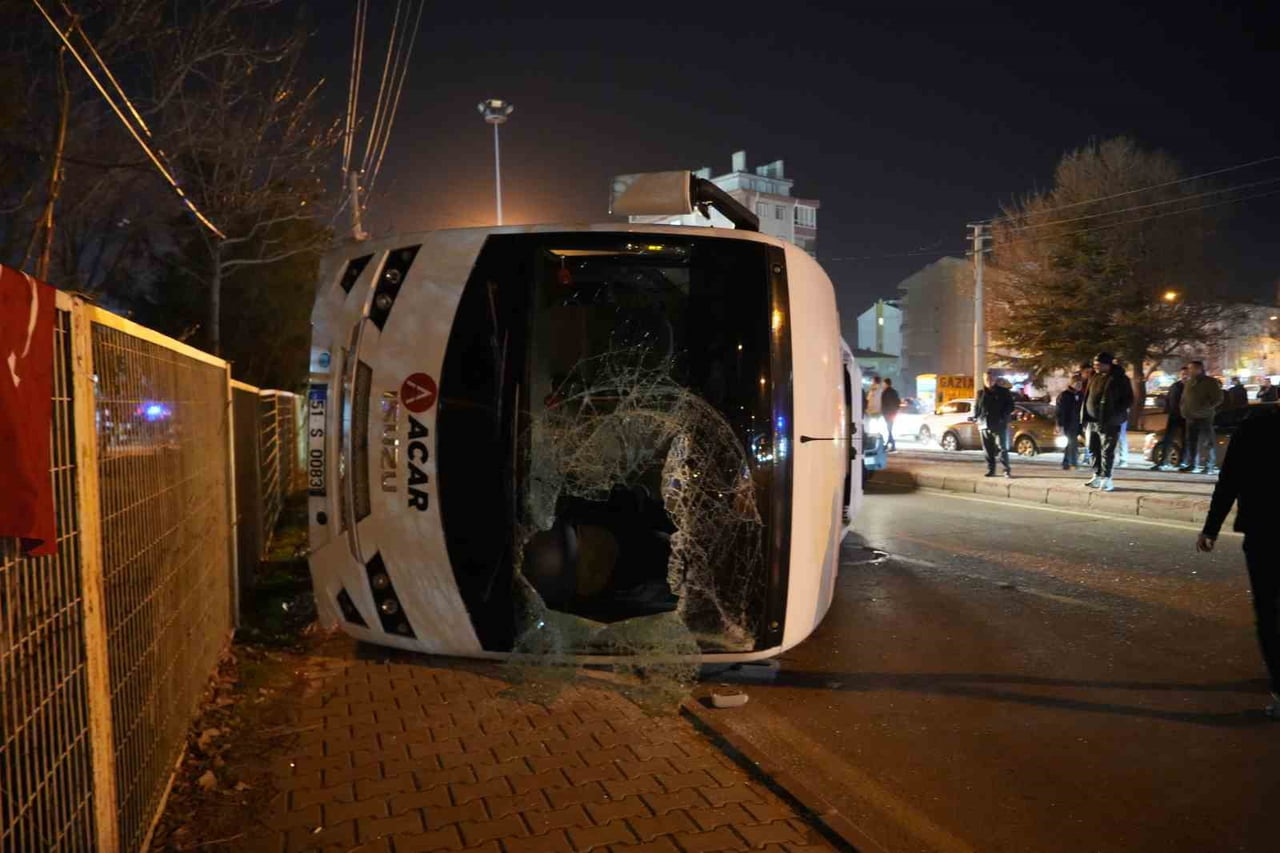 NİĞDE’DE İŞÇİ SERVİSİ İLE OTOMOBİLİN ÇARPIŞMASI SONUCU MEYDANA GELEN TRAFİK KAZASINDA 11 KİŞİ...